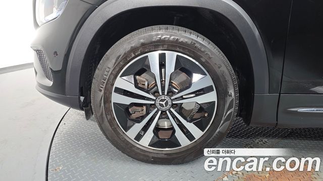 Mercedes-Benz GLB-Class GLB220