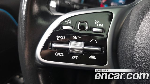 Mercedes-Benz GLB-Class GLB220