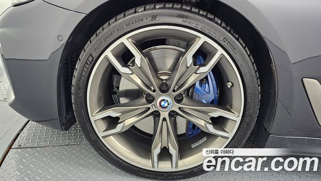 BMW 5-Series M550i xDrive