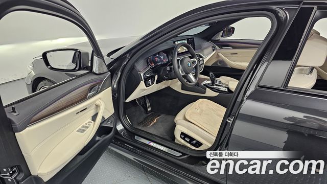 BMW 5-Series M550i xDrive