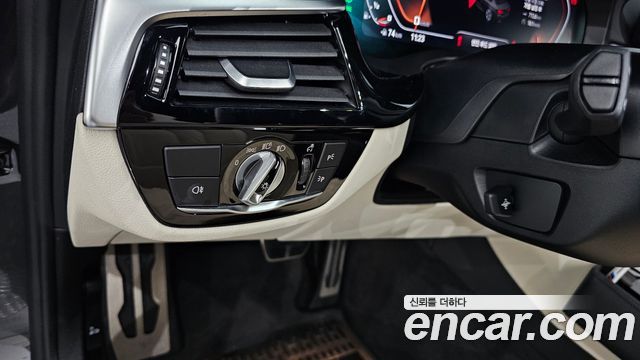 BMW 5-Series M550i xDrive