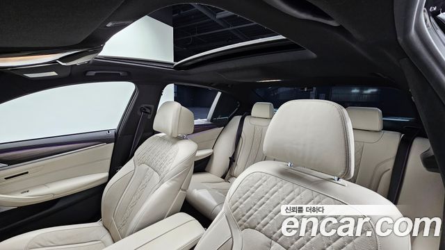 BMW 5-Series M550i xDrive