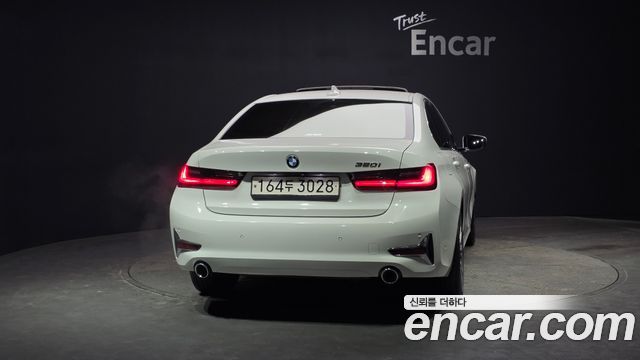 BMW 3-Series 320i Luxury