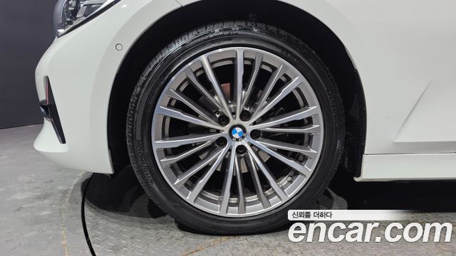 BMW 3-Series 320i Luxury