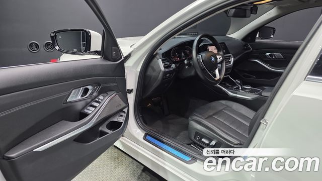 BMW 3-Series 320i Luxury