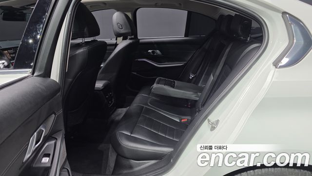 BMW 3-Series 320i Luxury