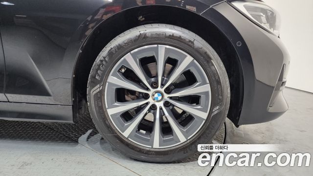 BMW 3-Series 320i