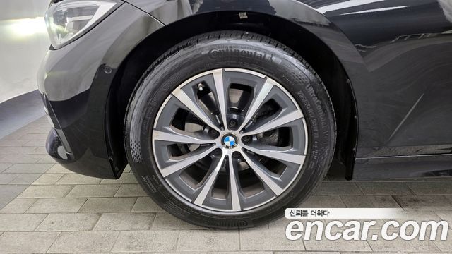 BMW 3-Series 320i