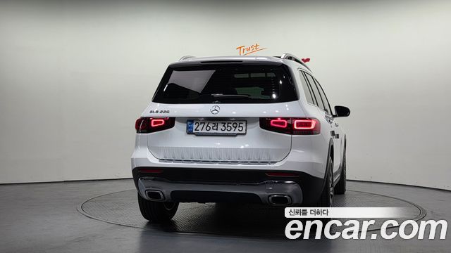Mercedes-Benz GLB-Class GLB220