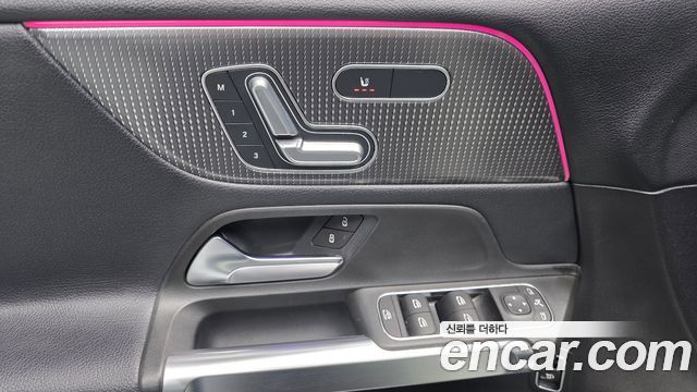Mercedes-Benz GLB-Class GLB220