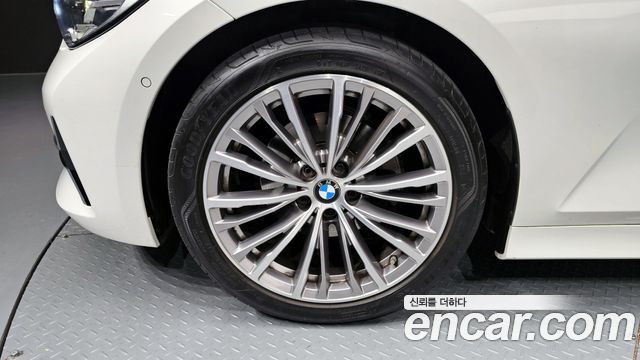 BMW 3-Series 320i Luxury