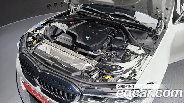 BMW 3-Series 320i Luxury