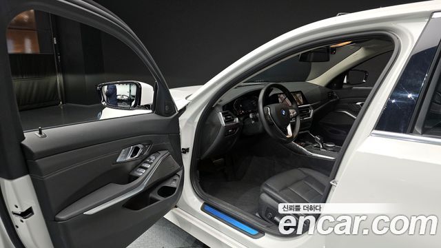 BMW 3-Series 320i Luxury
