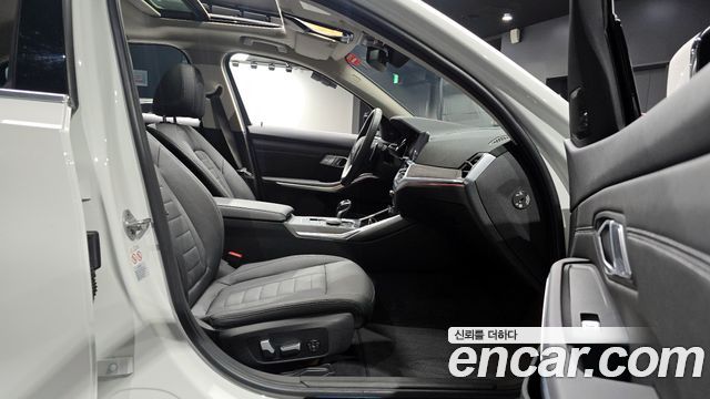 BMW 3-Series 320i Luxury