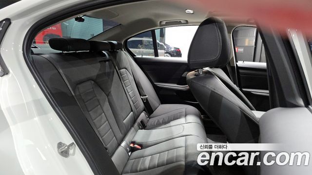 BMW 3-Series 320i Luxury