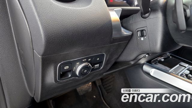 Mercedes-Benz GLB-Class GLB220