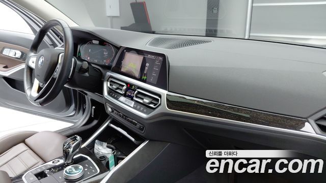 BMW 3-Series 320i Touring Luxury