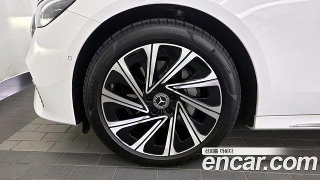 Mercedes-Benz E-Class E300 4MATIC Exclusive