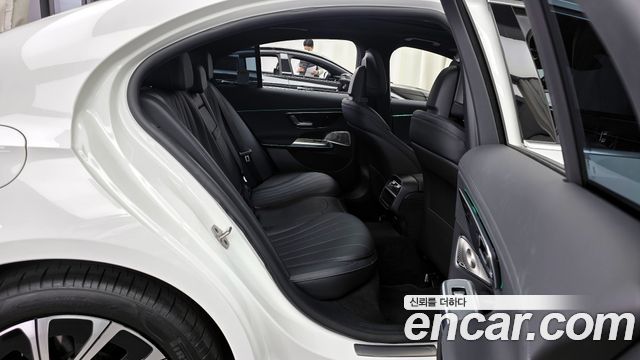 Mercedes-Benz E-Class E300 4MATIC Exclusive