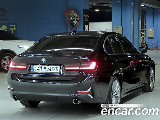 BMW 3-Series 320i Luxury