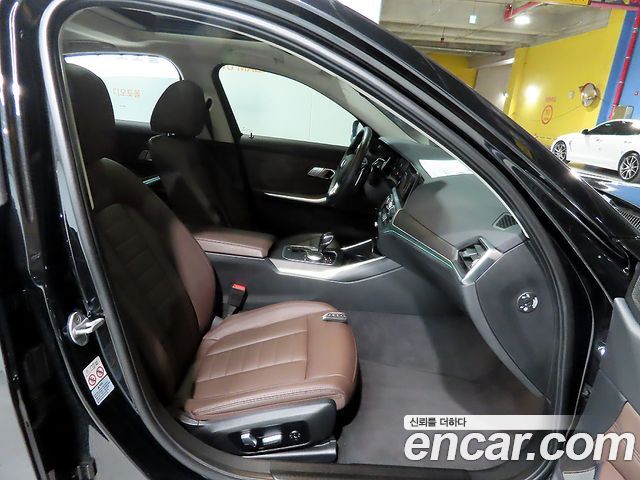 BMW 3-Series 320i Luxury