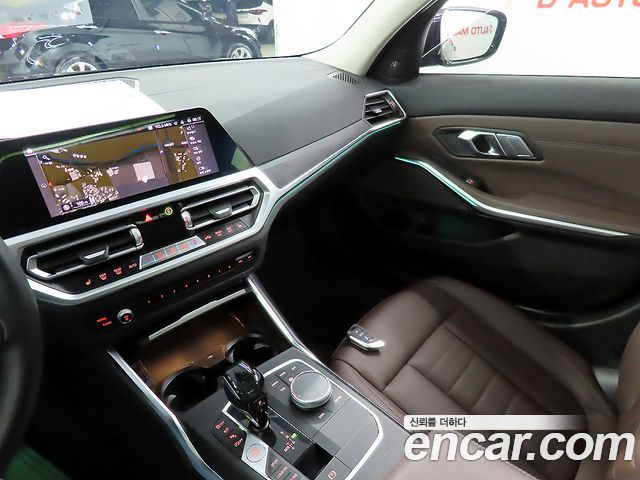 BMW 3-Series 320i Luxury
