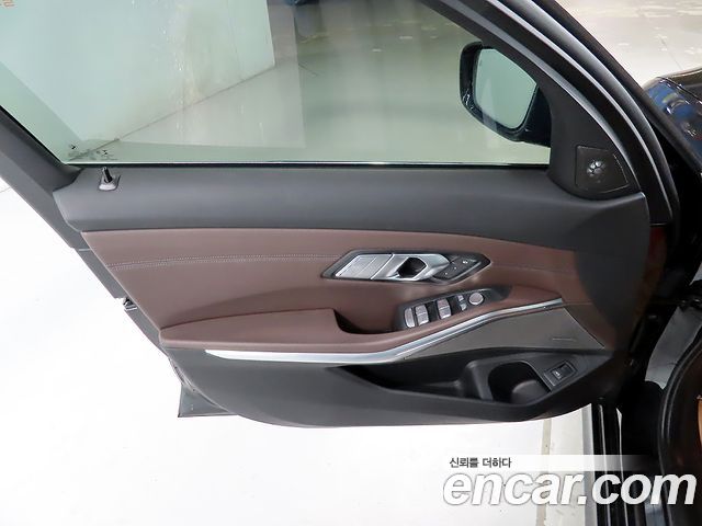 BMW 3-Series 320i Luxury
