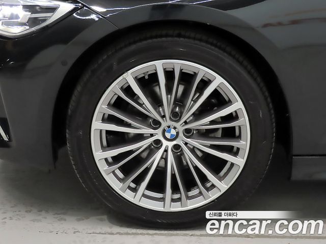 BMW 3-Series 320i Luxury