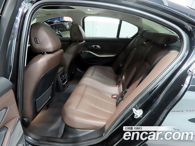 BMW 3-Series 320i Luxury