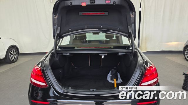 Mercedes-Benz E-Class E300 4MATIC Exclusive