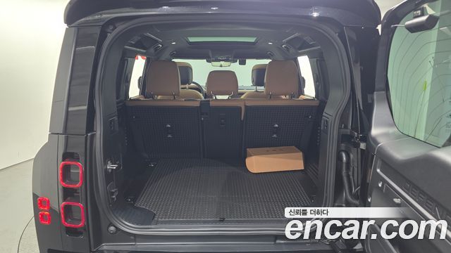 Land Rover Defender 110 P300 X-Dynamic SE