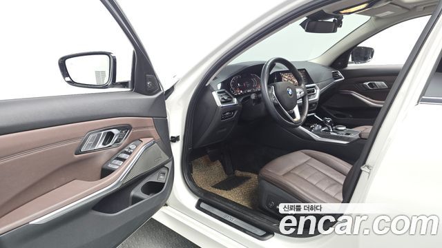 BMW 3-Series 320i Luxury