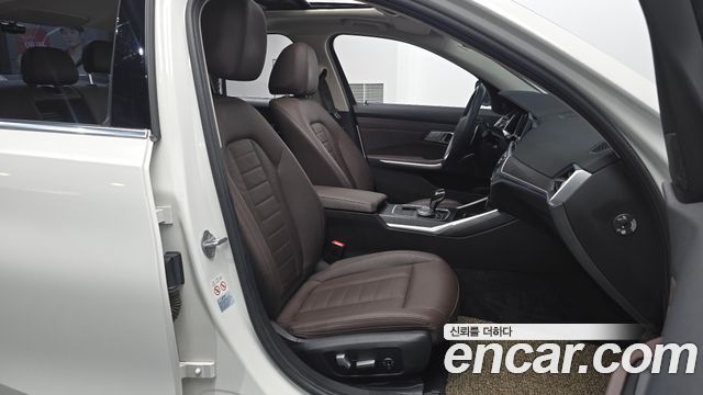 BMW 3-Series 320i Luxury