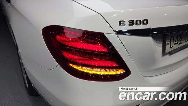 Mercedes-Benz E-Class E300 4MATIC Exclusive