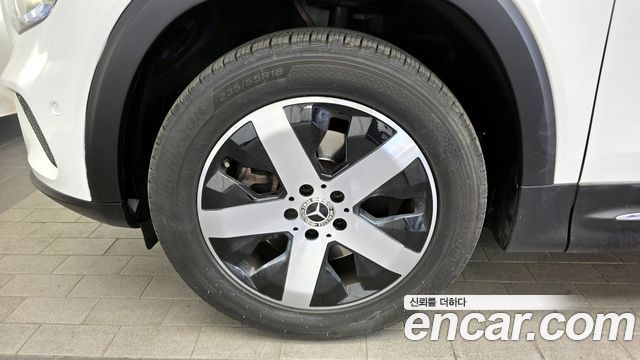 Mercedes-Benz GLB-Class GLB220