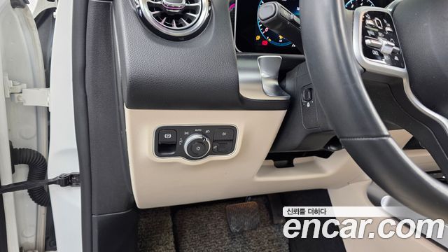 Mercedes-Benz GLB-Class GLB220
