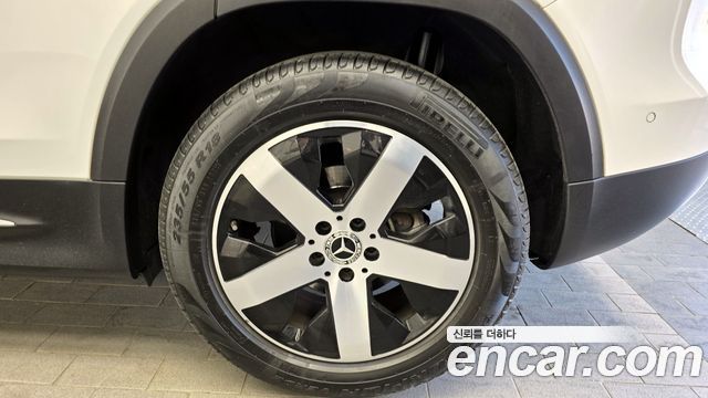 Mercedes-Benz GLB-Class GLB220