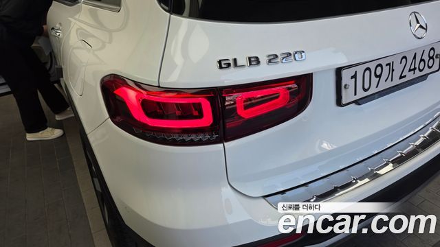 Mercedes-Benz GLB-Class GLB220