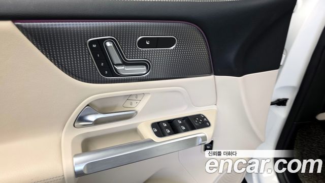 Mercedes-Benz GLB-Class GLB220