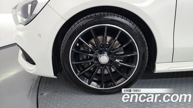 Mercedes-Benz CLA-Class CLA250 4MATIC AMG Line