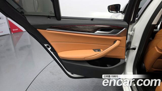 BMW 5-Series 520i Luxury