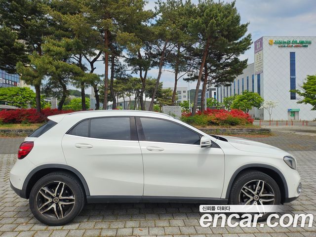 Mercedes-Benz GLA-Class GLA220