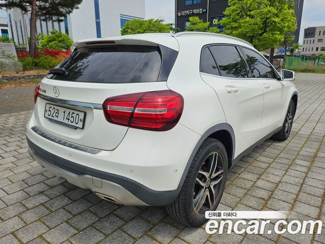 Mercedes-Benz GLA-Class GLA220