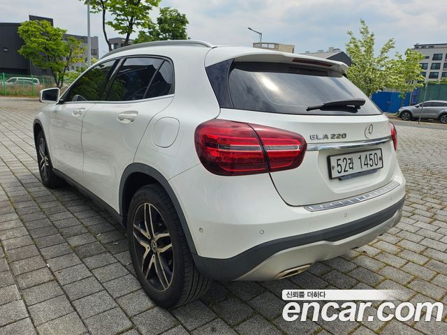 Mercedes-Benz GLA-Class GLA220