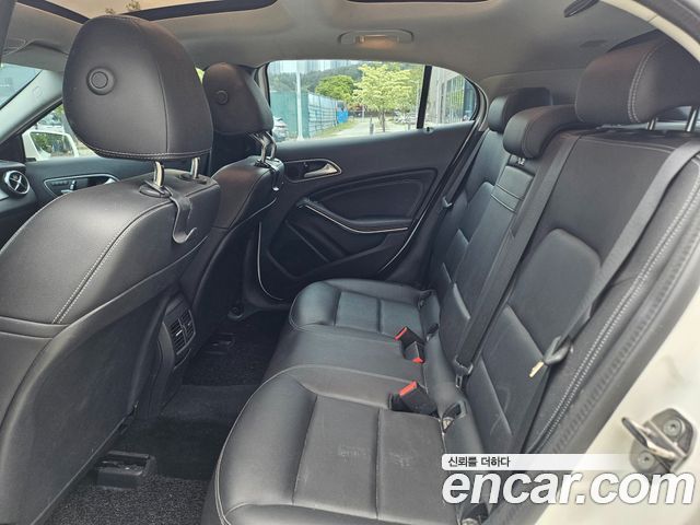 Mercedes-Benz GLA-Class GLA220