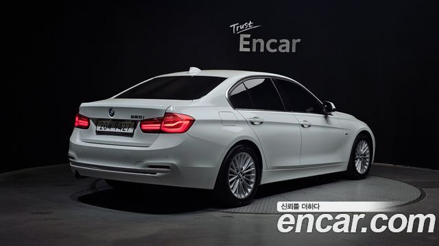BMW 3-Series 320i Luxury