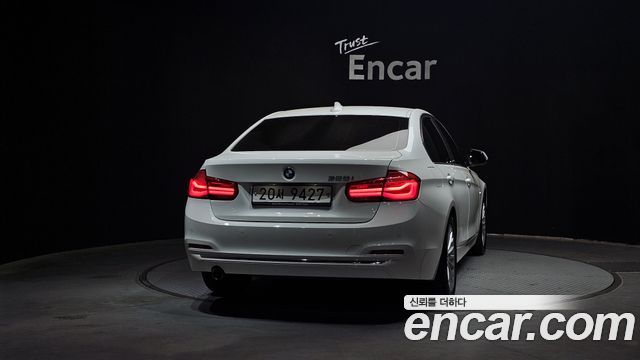 BMW 3-Series 320i Luxury