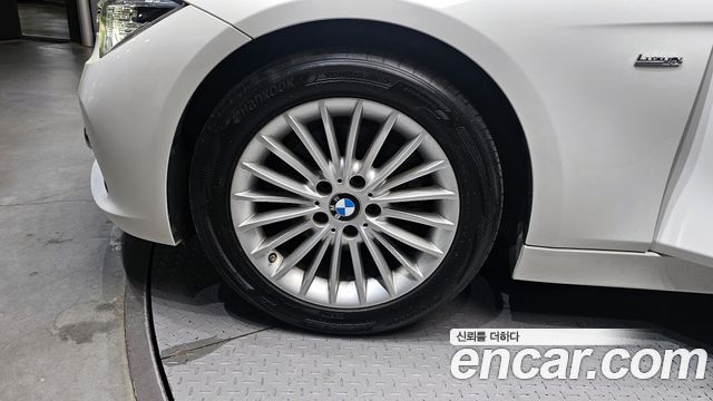 BMW 3-Series 320i Luxury