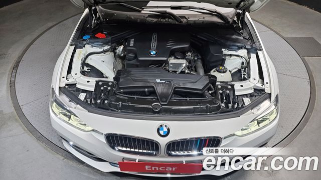 BMW 3-Series 320i Luxury