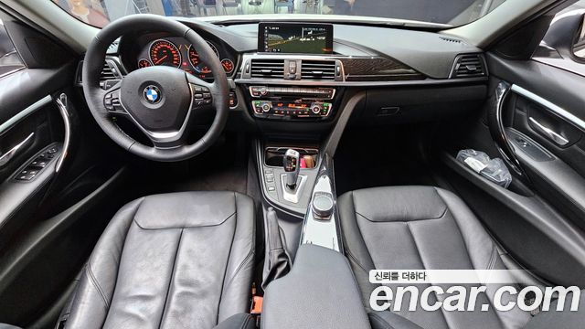 BMW 3-Series 320i Luxury